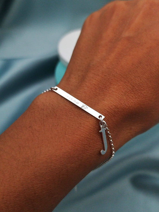 Pulsera esclava delgada con inicial