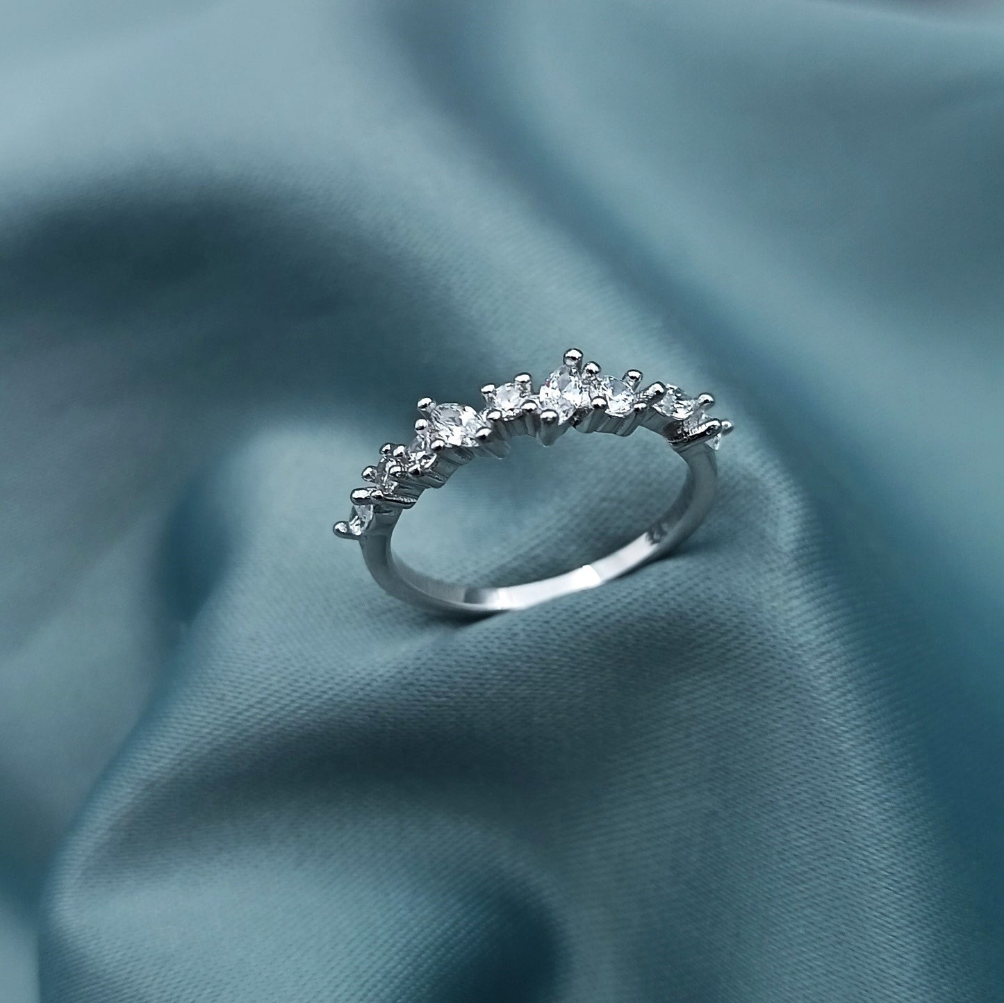 Anillo Medio Sin Fin Chispas de Luz