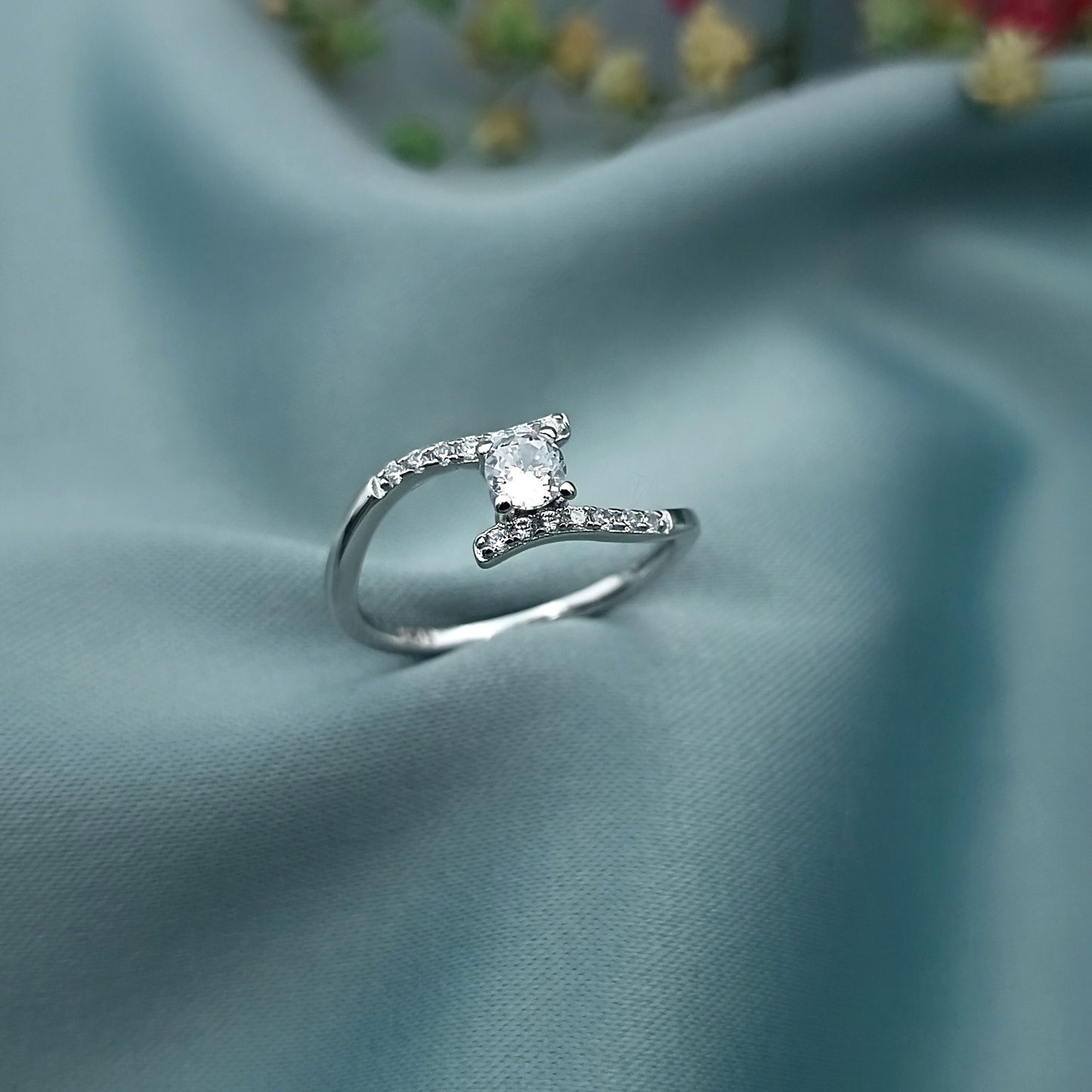 Anillo de Compromiso Cruzado Plata con Baño de Oro Blanco
