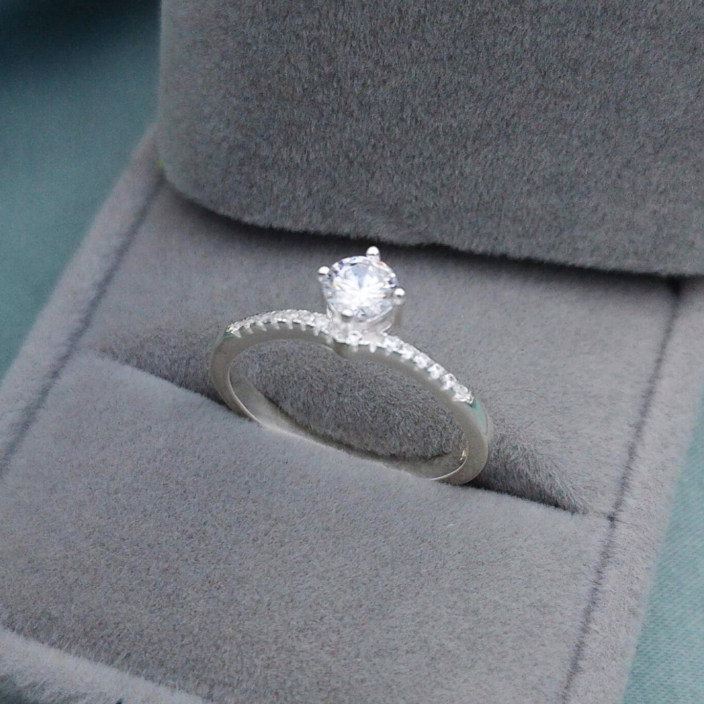 Anillo de compromiso pave brillante 8