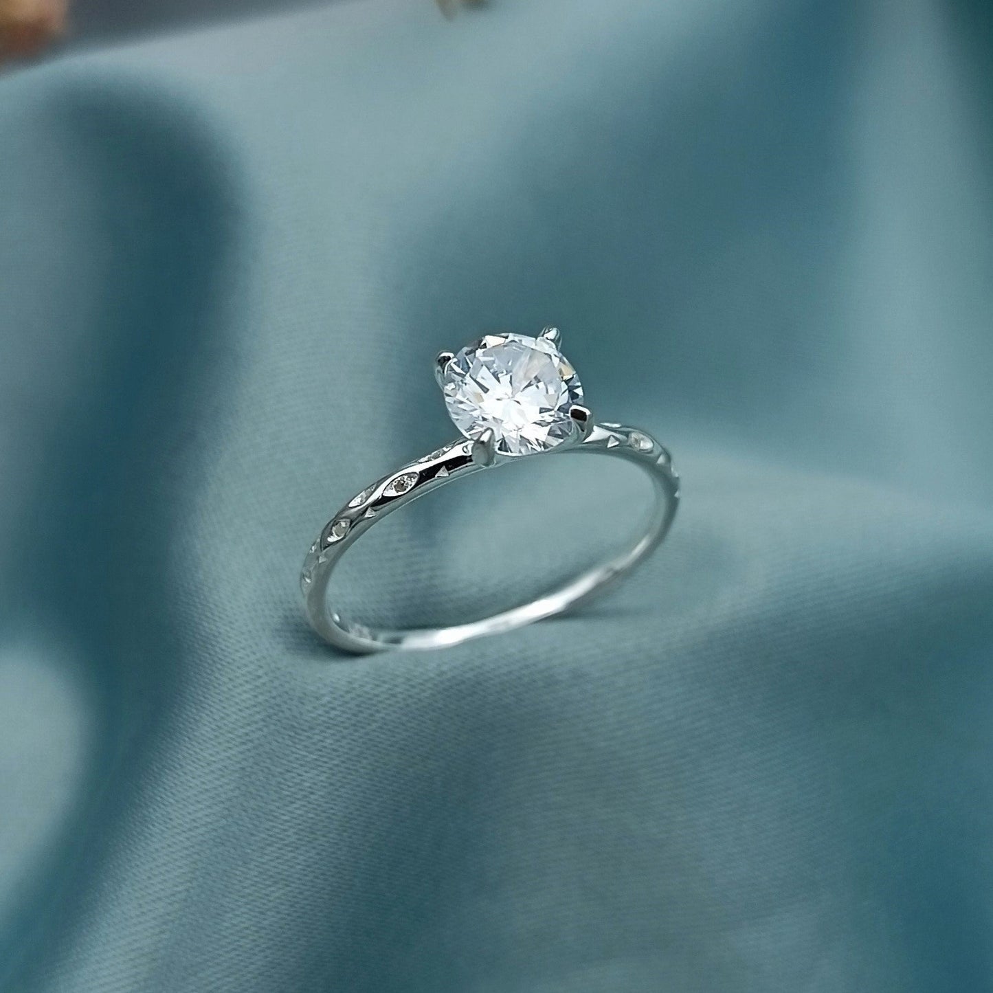 Anillo de Compromiso Labrado Brillante 4