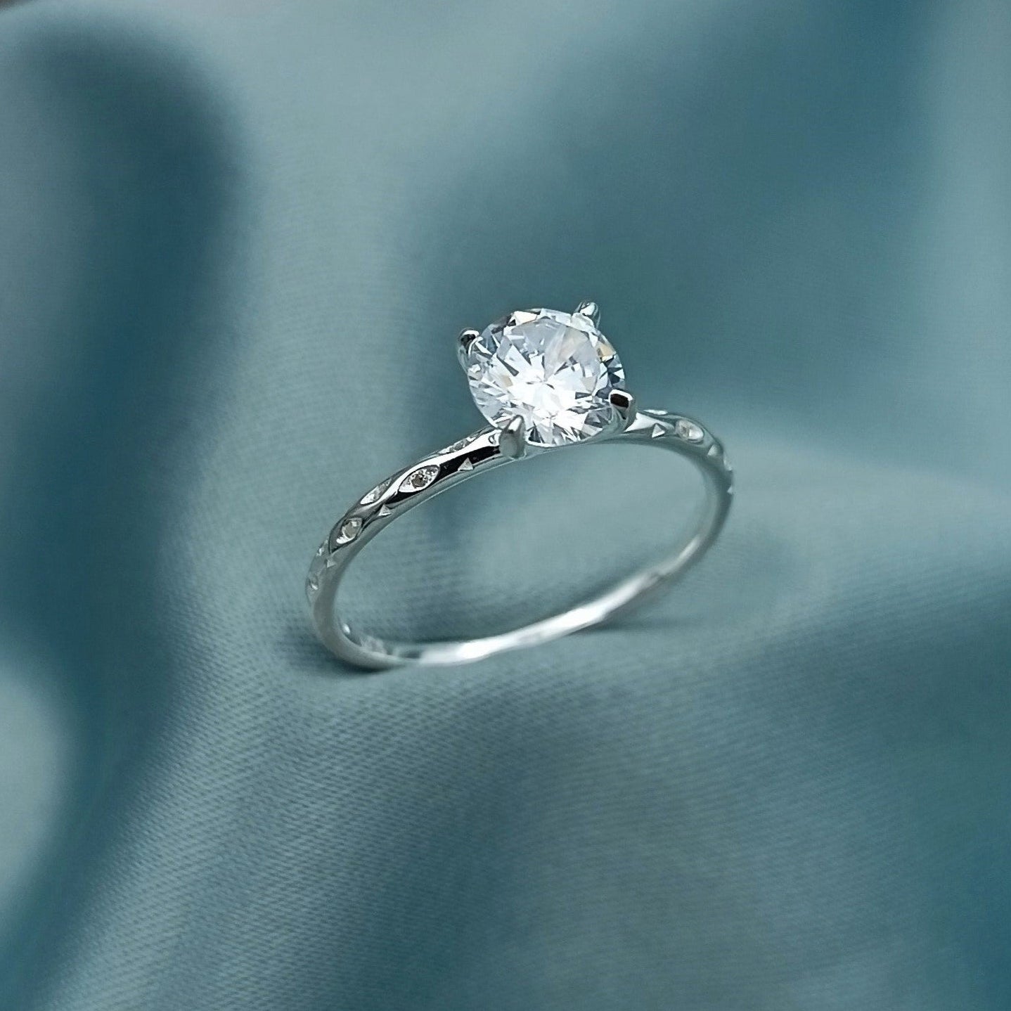 Anillo de Compromiso Labrado Brillante 4