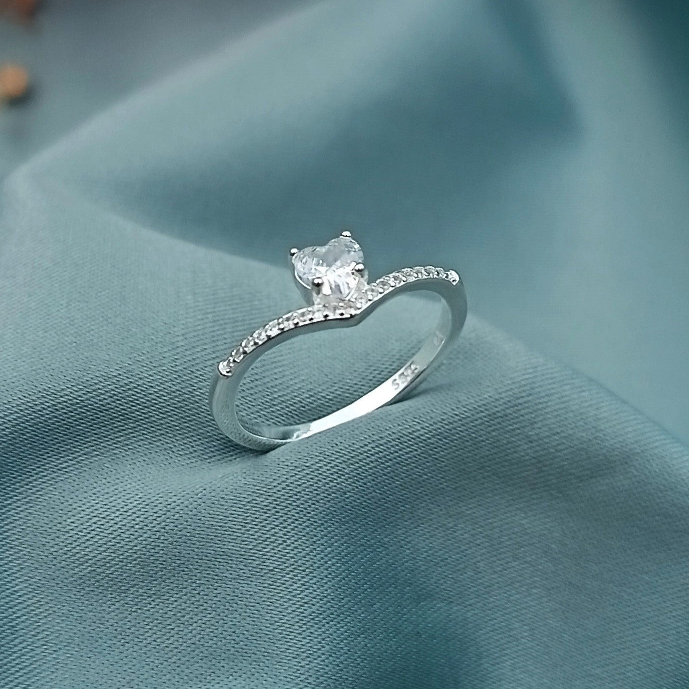 Anillo de Compromiso Corazón Lateral Brillante 4