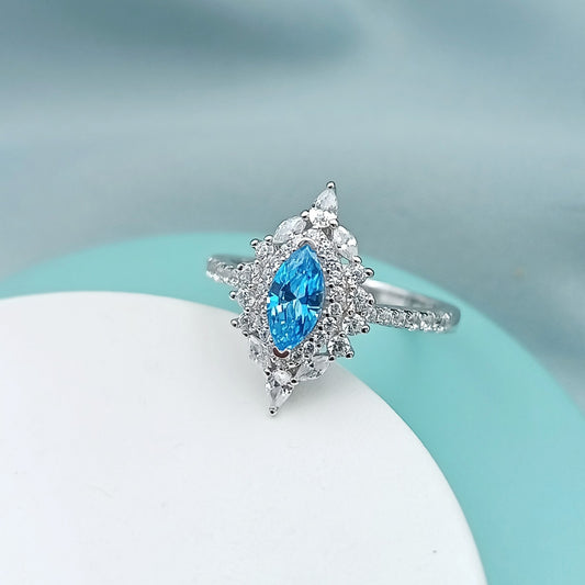 Anillo Marquise con Halo y pavé