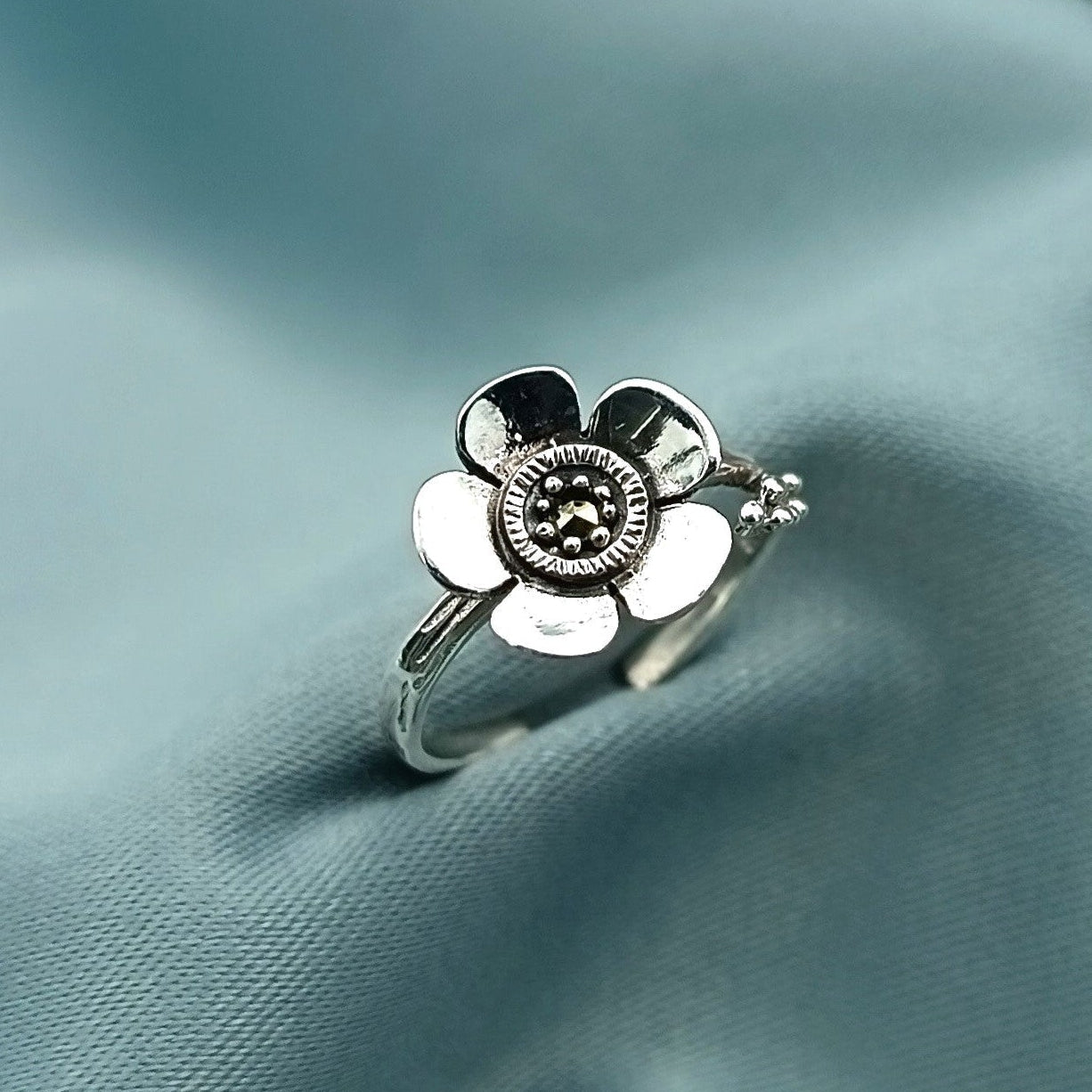 Anillo Flor Plata quemada con marquesita