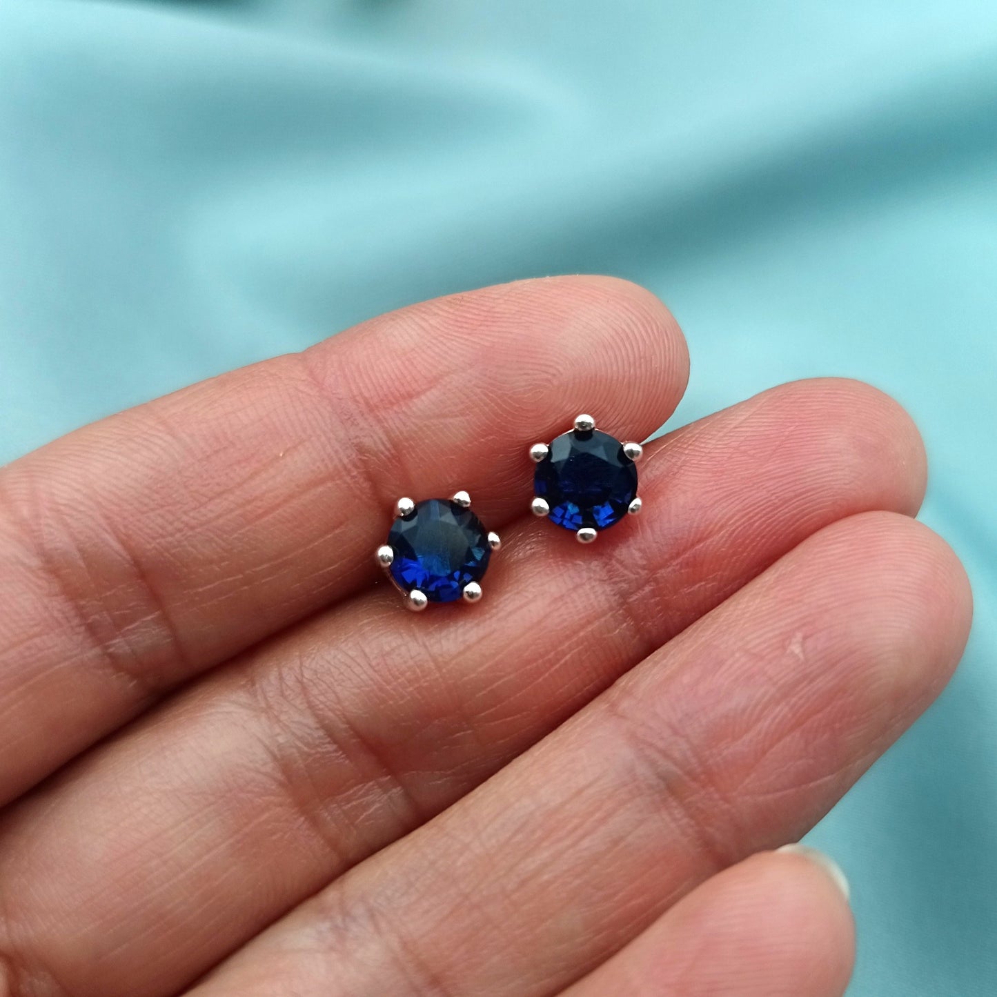 Aretes Cortos Circones Azul 6mm