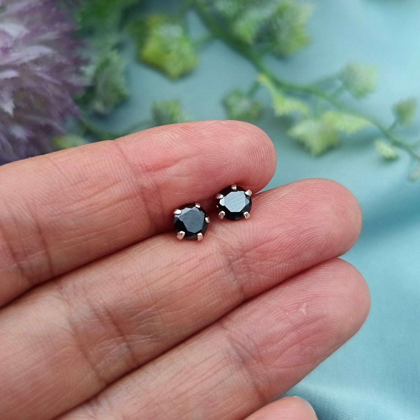 Aretes Cortos Circones Negros 5mm