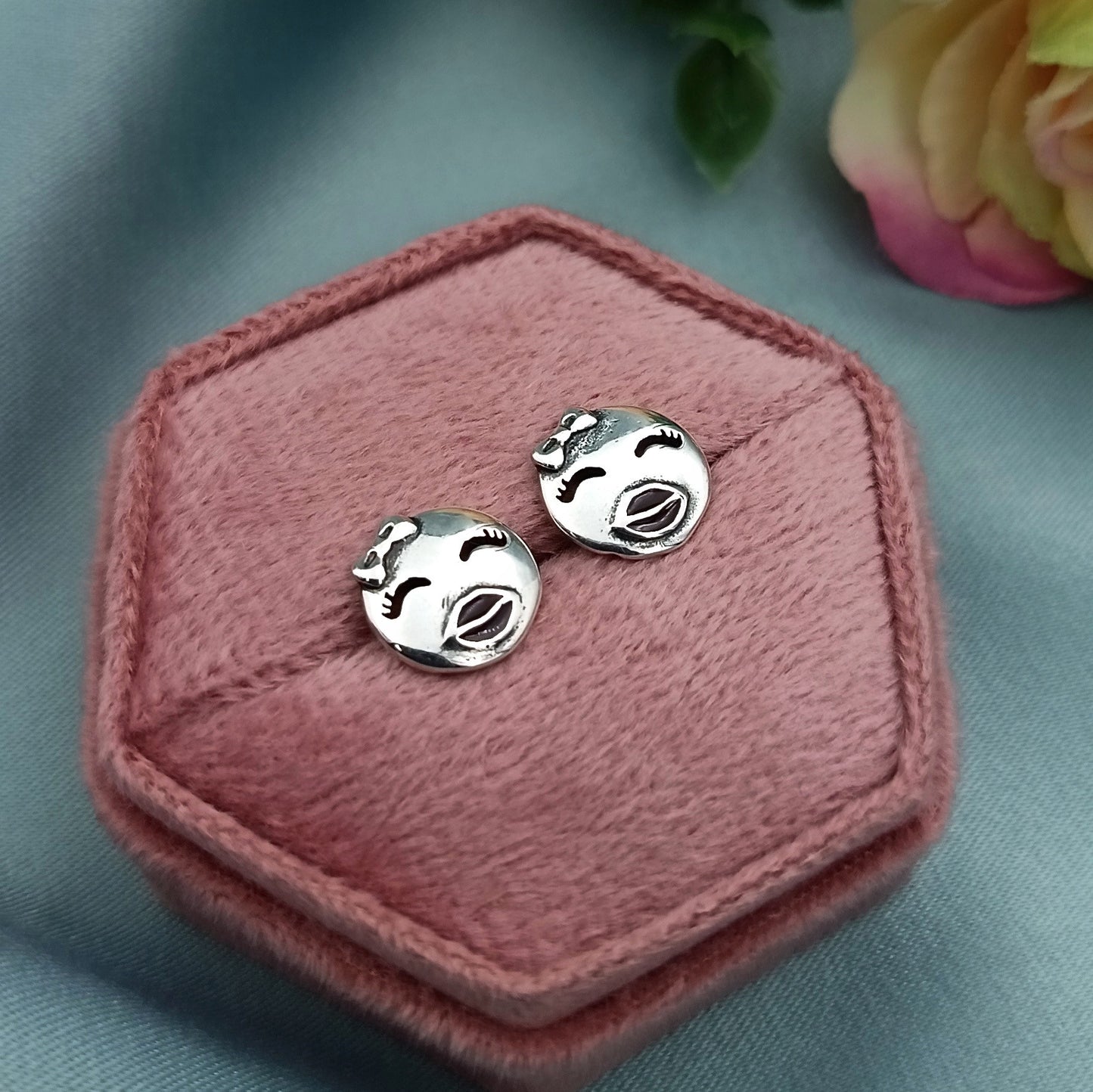 Aretes Cortos Emoji Kiss me