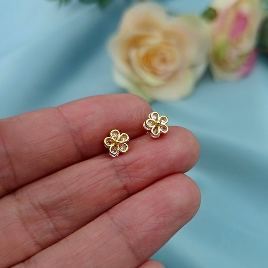 Aretes a rosca dorados con motivo floral tipo margarita y detalles con piedras