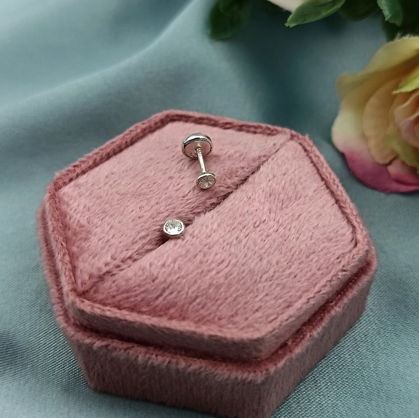 Aretes a rosca puntito de luz 3mm