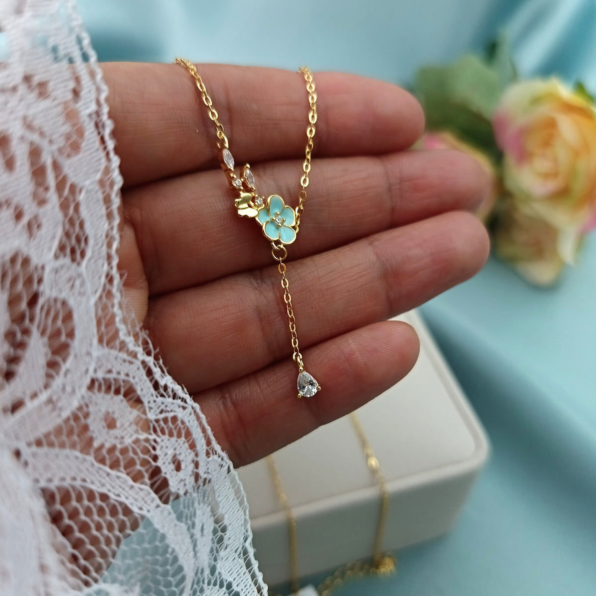 Collar Flor Celeste con Cadena y Gota Dorado