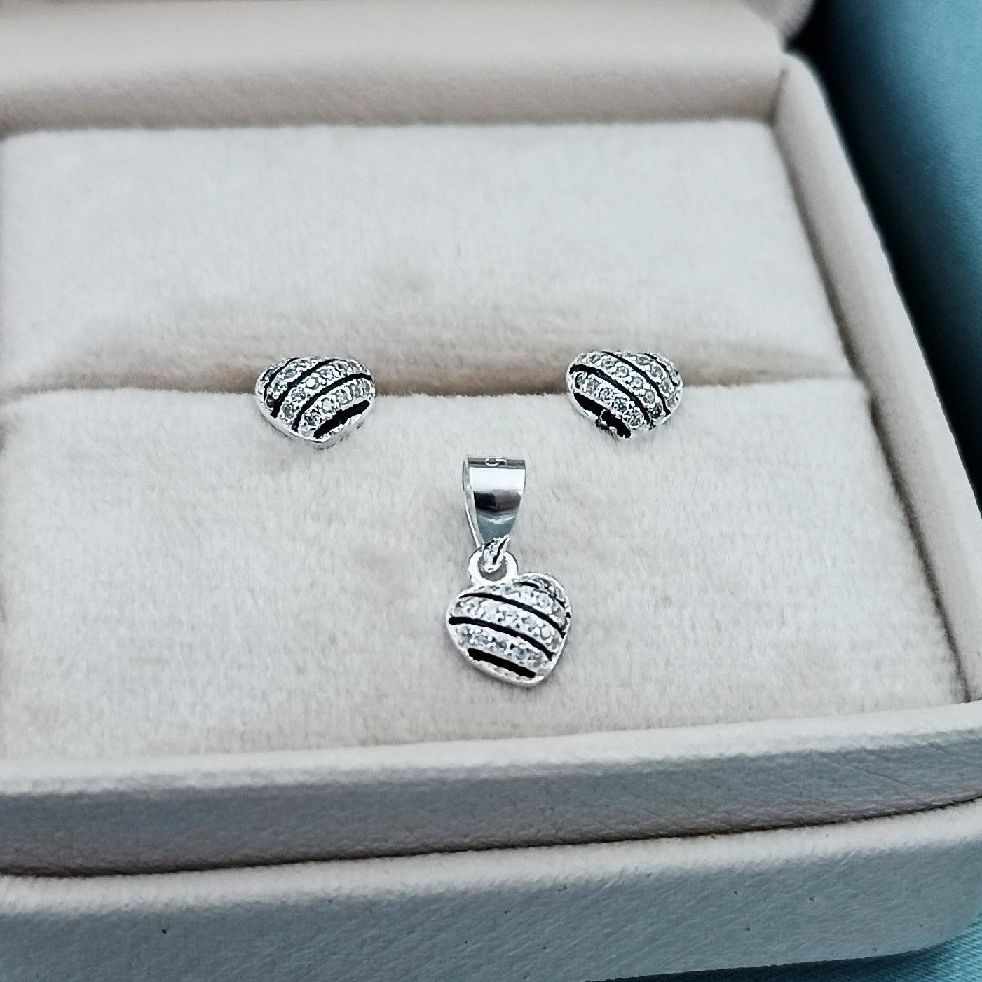 Conjunto Corazoncitos Hileras