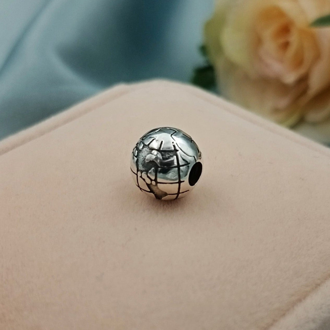 Dije charm Broche Mundo