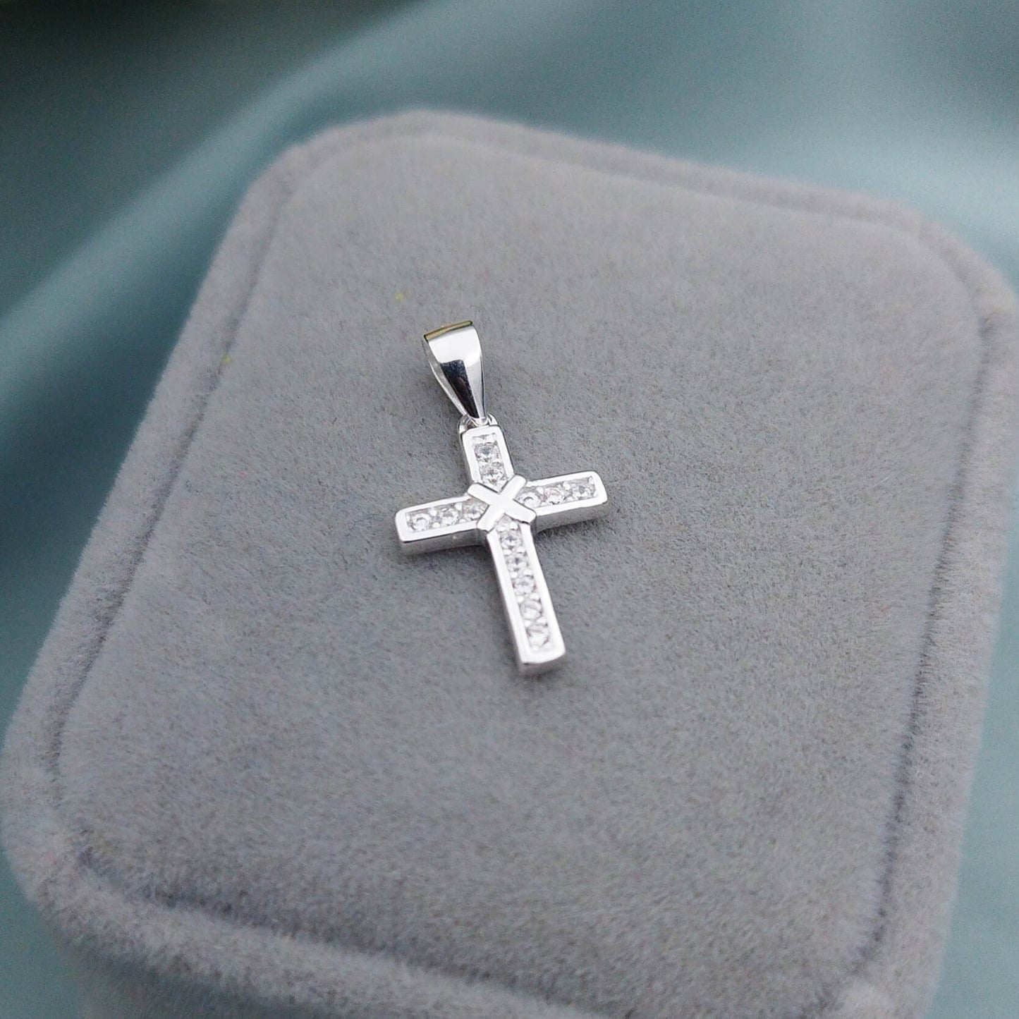 Dije Cruz anudada con circones 1,6cm