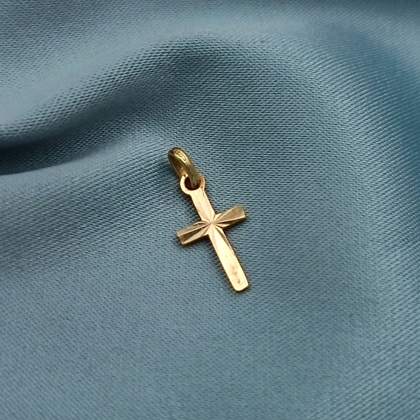 Dije de Cruz Oro