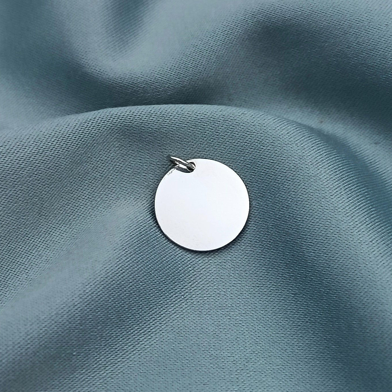 Dije placa redonda 1.5cm con grabado