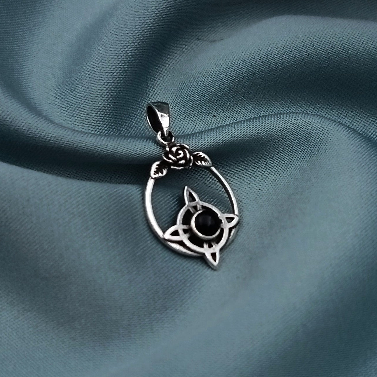 Dije Nudo de Bruja y Rosa