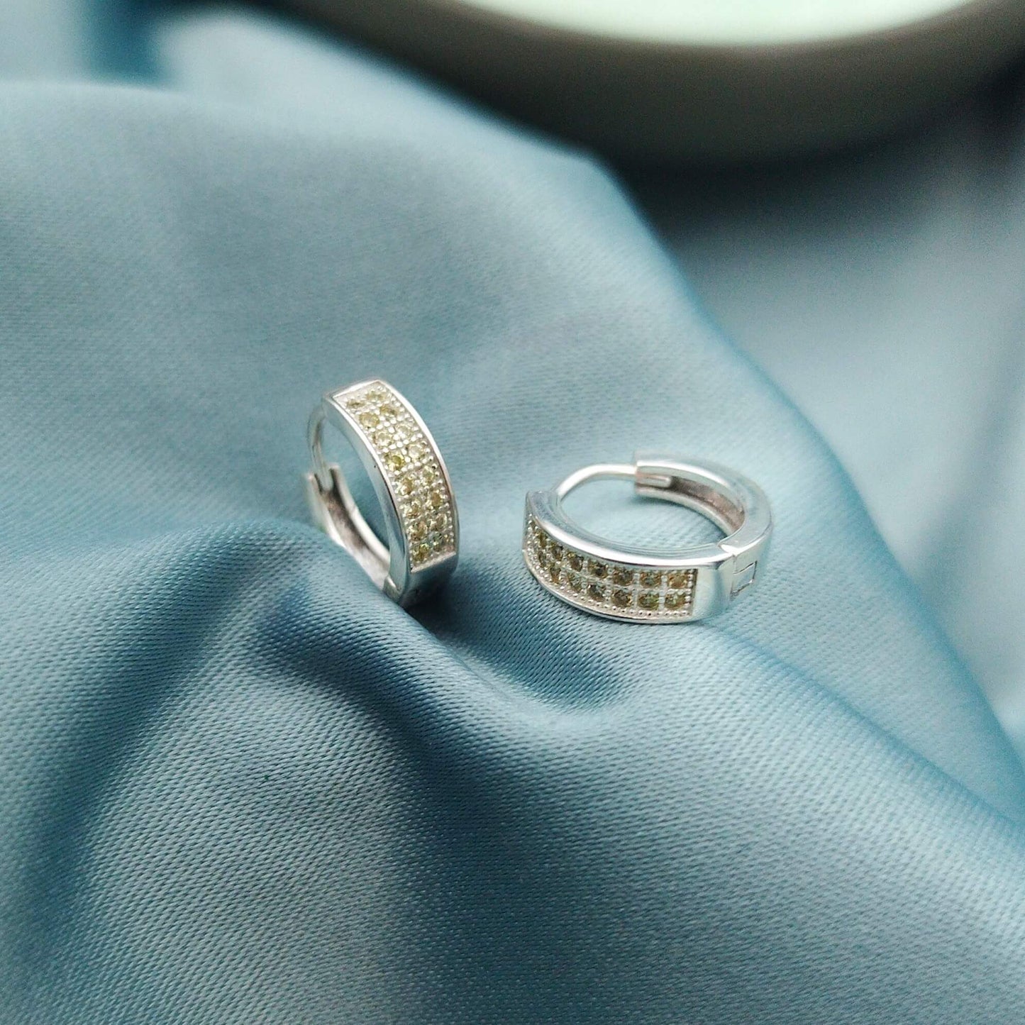 Huggies pave 2H8FF 4mm