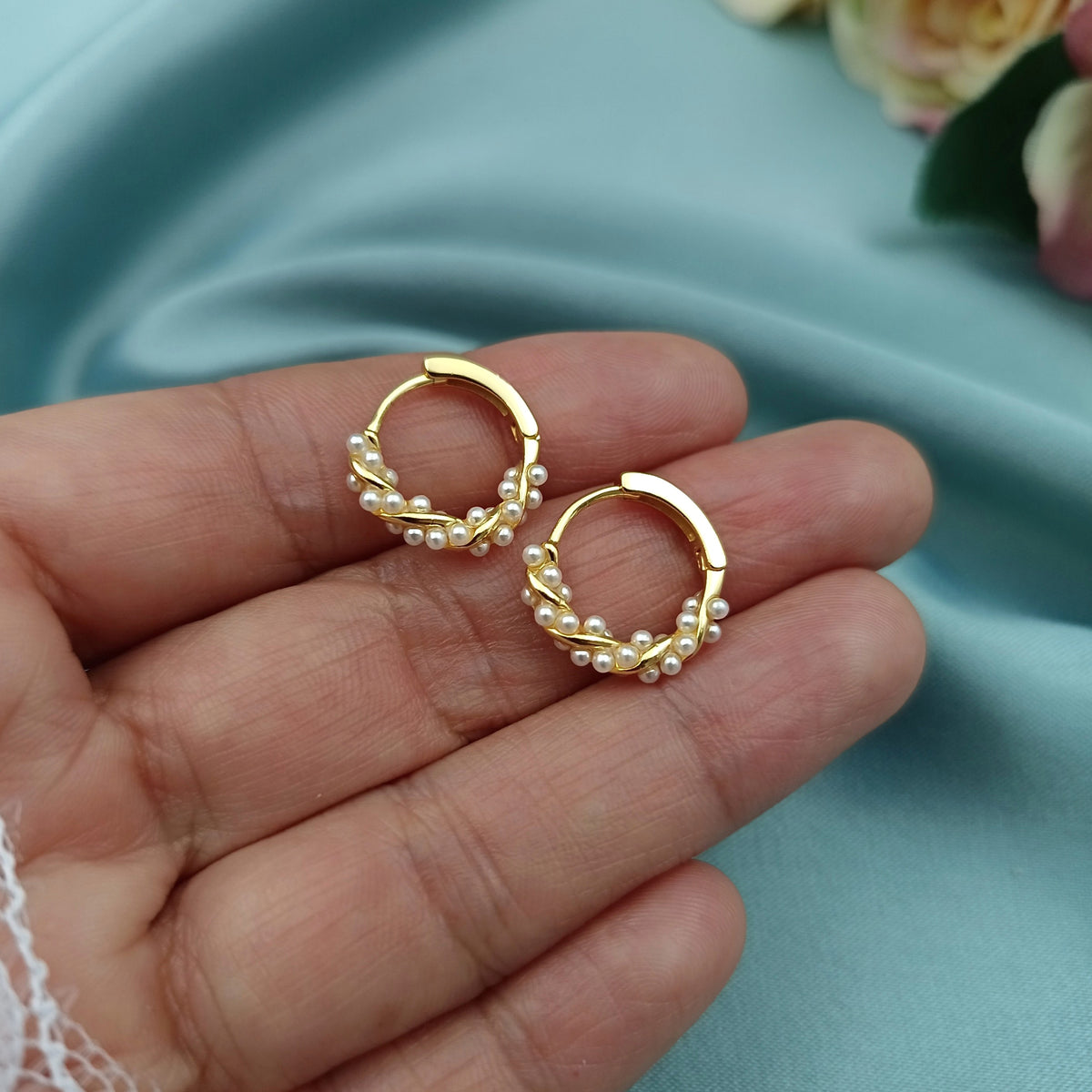 Huggies Entorchados con perlas dorado