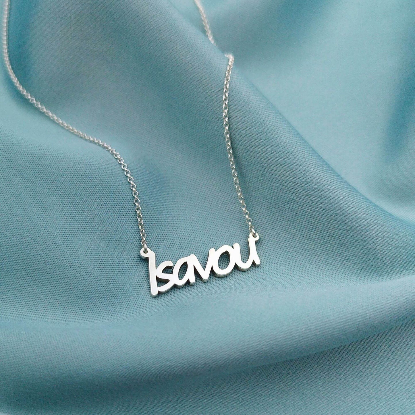 Collar nombre calado