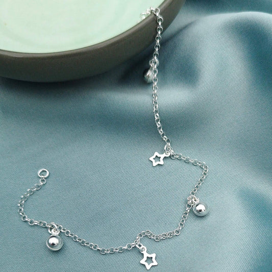 Pulsera dijes llamador y estrellas caladas