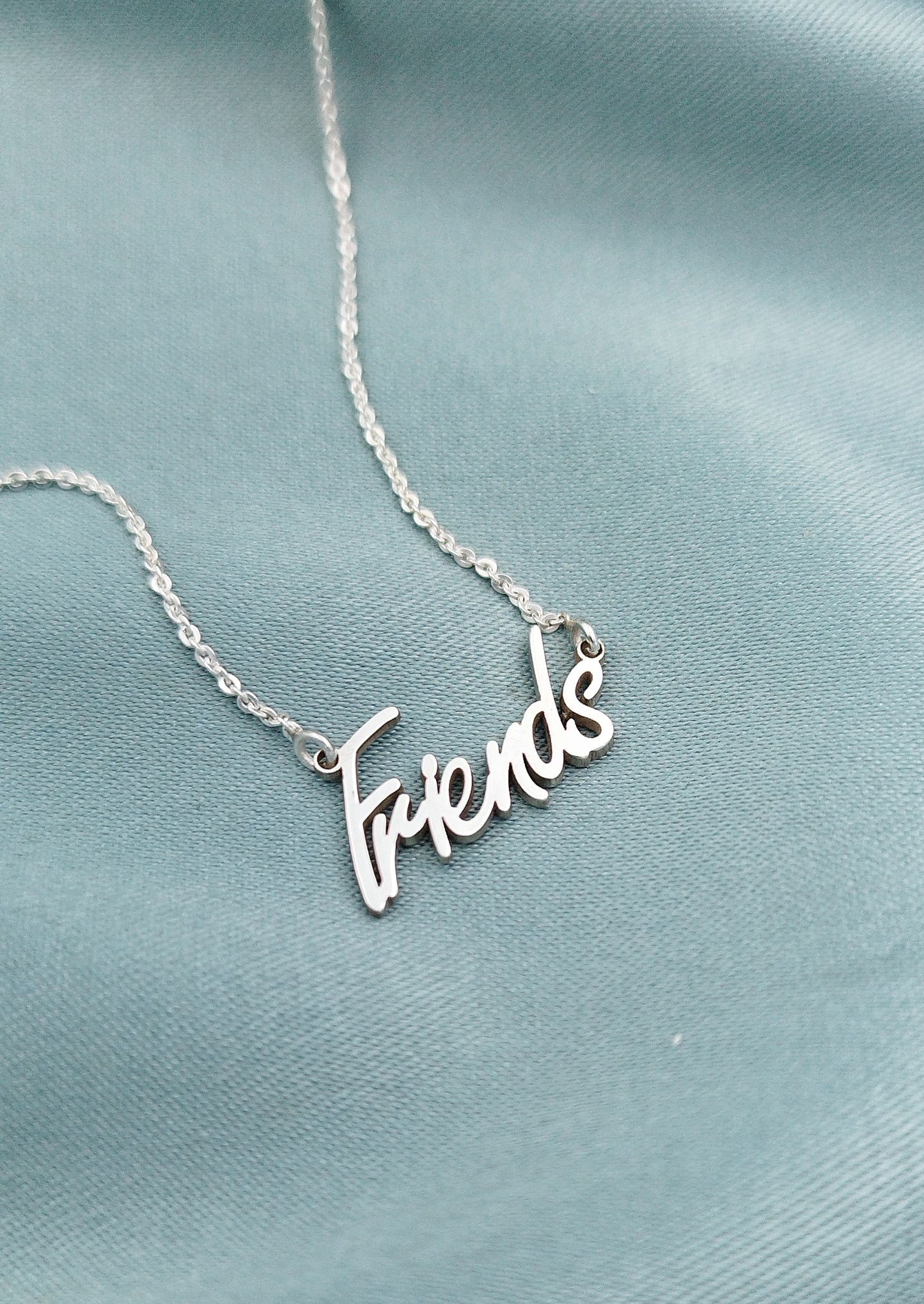 Collar nombre calado