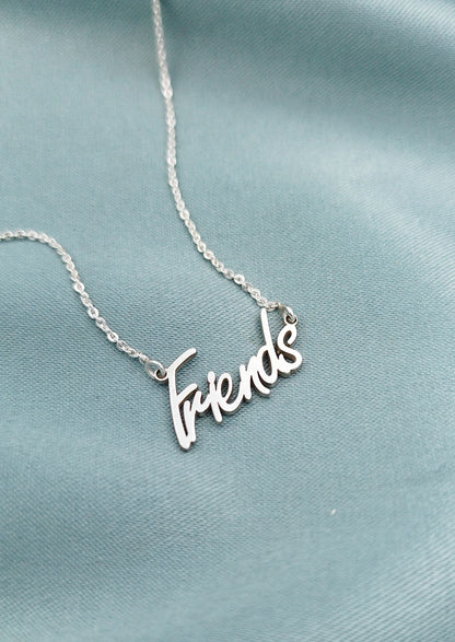 Collar nombre calado
