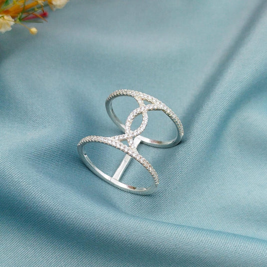 Anillo ancho de circones bandas cruzadas