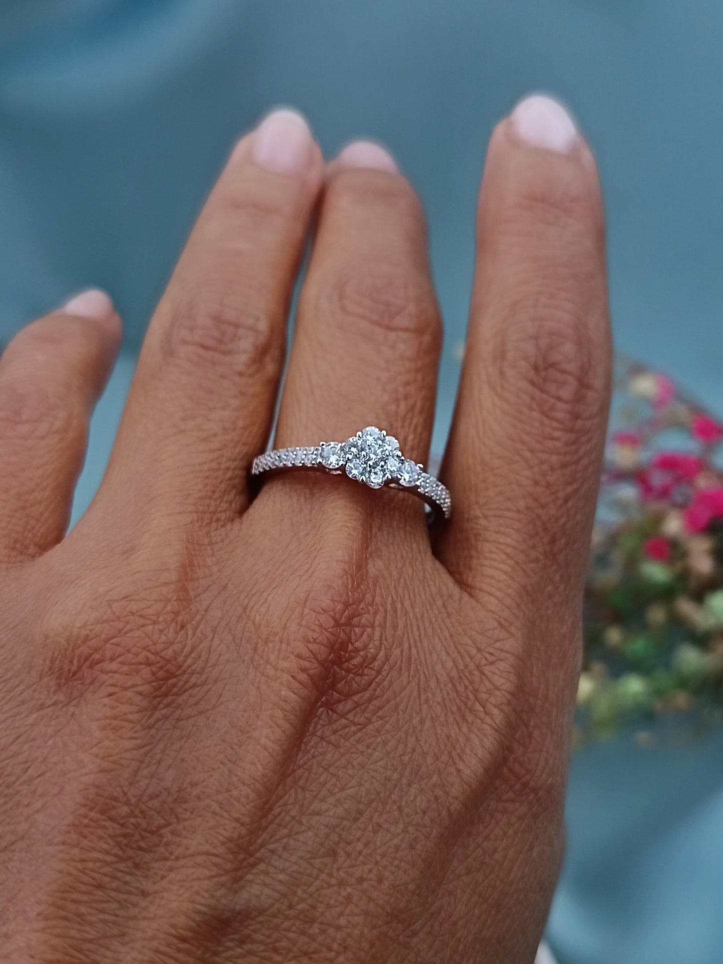 Anillo de Compromiso Flor Central Canal 6