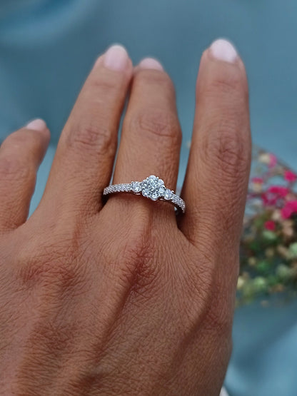 Anillo de Compromiso Flor Central Canal 6