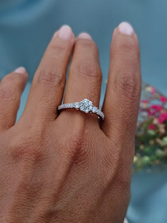 Anillo de Compromiso Flor Central Canal 6