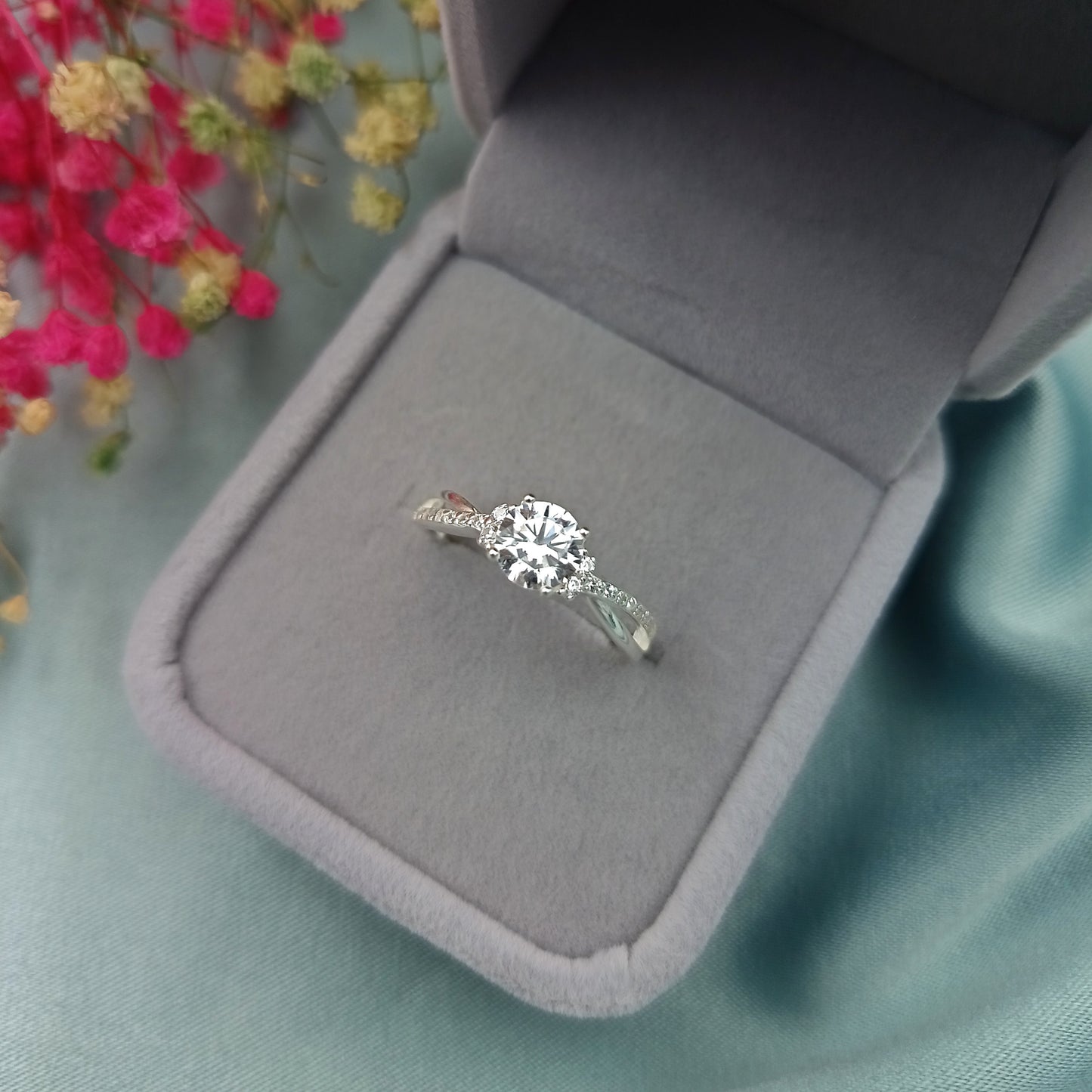 Anillo de compromiso pavé brillante 6mm aro cruzado