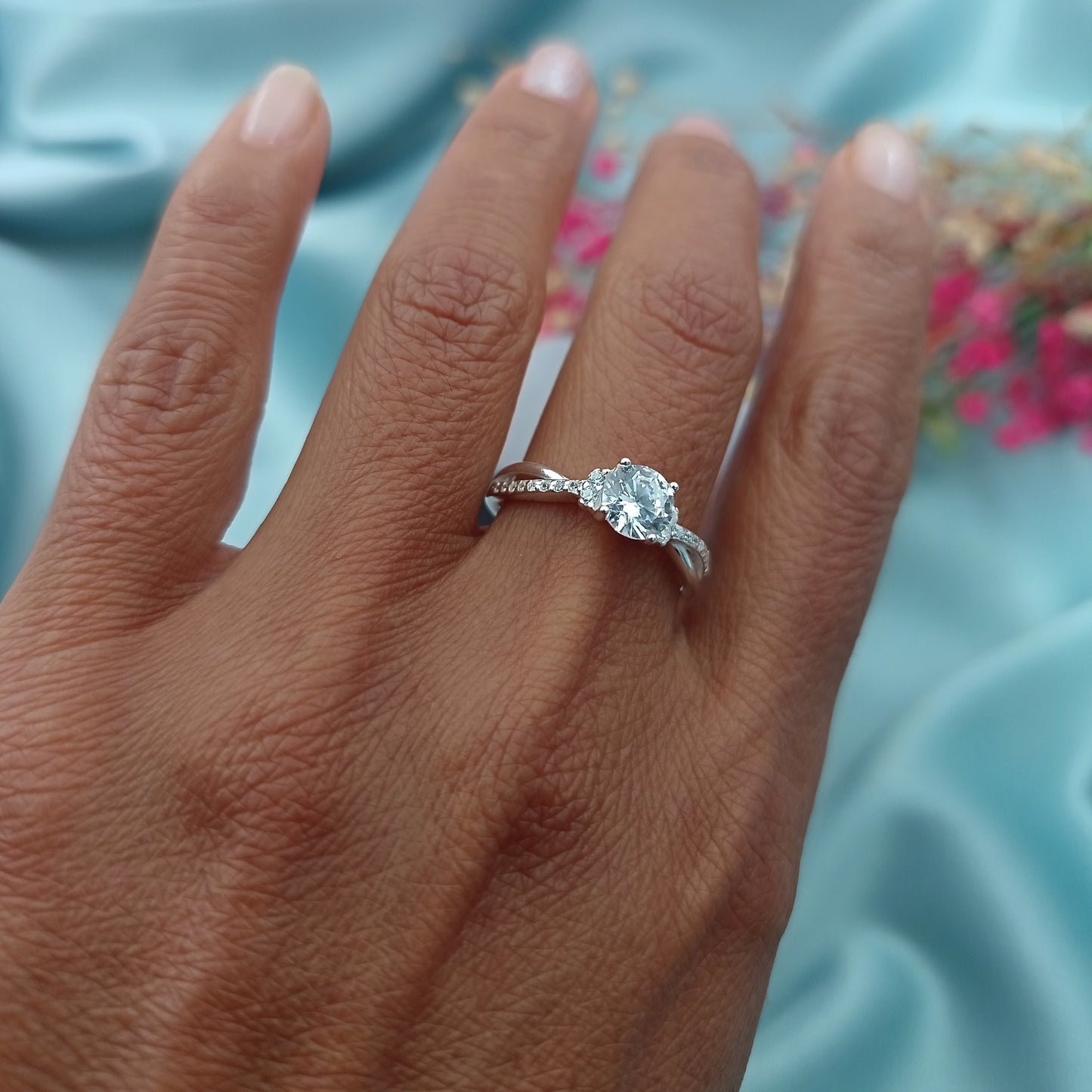 Anillo de compromiso pavé brillante 6mm aro cruzado
