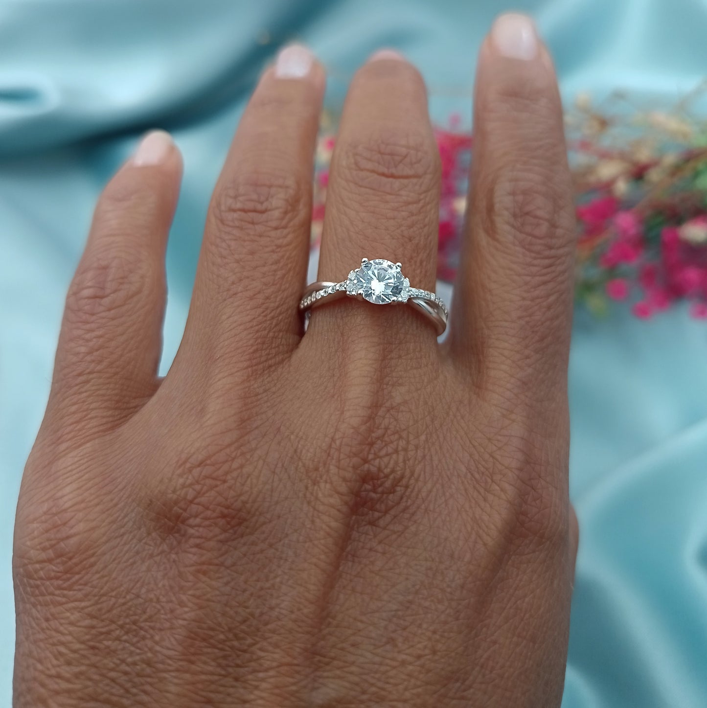 Anillo de compromiso pavé brillante 6mm aro cruzado