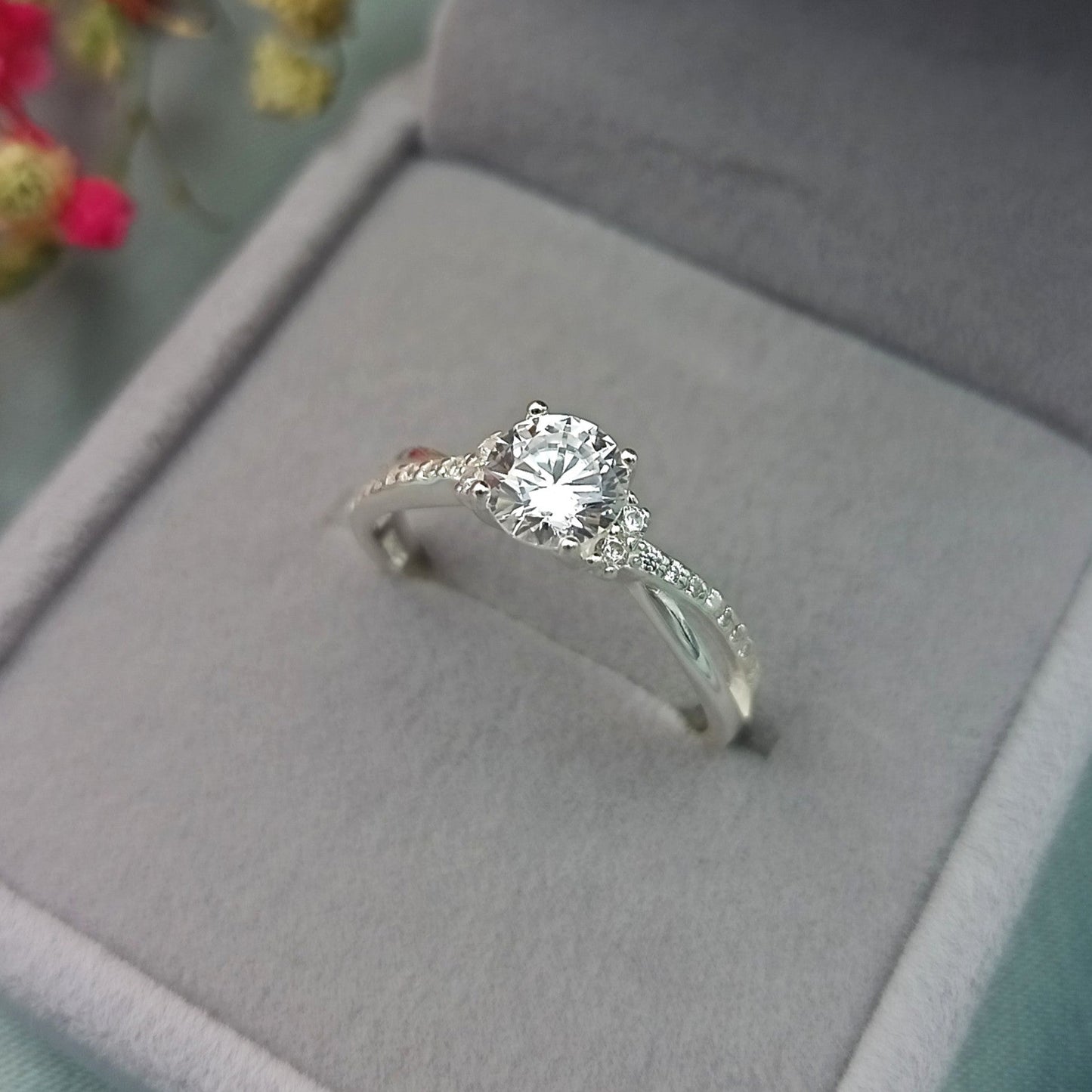 Anillo de compromiso pavé brillante 6mm aro cruzado