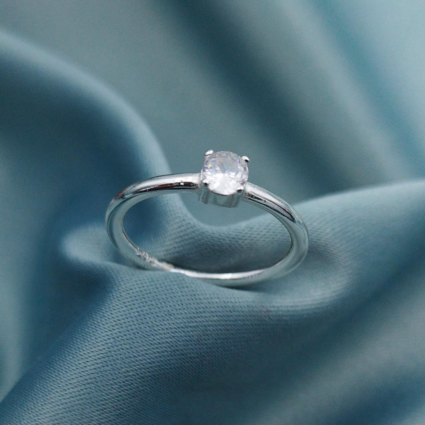 Anillo de compromiso solitario brillante 8