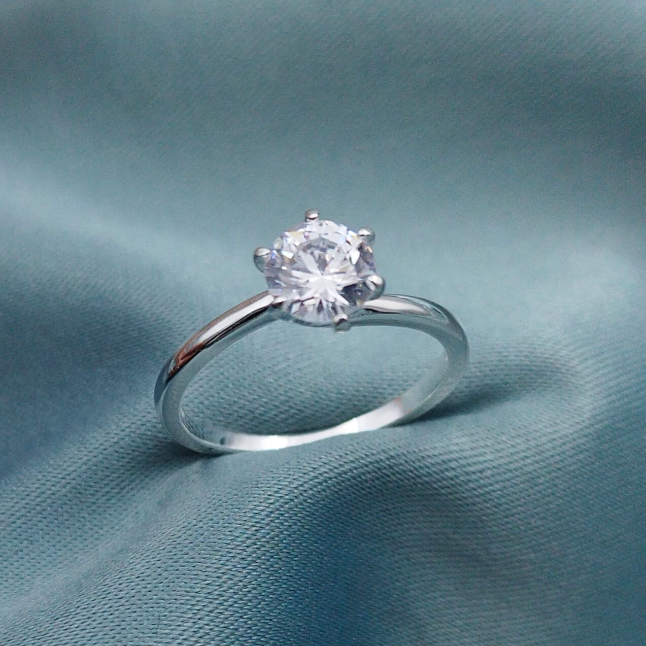 Anillo de compromiso solitario brillante 9