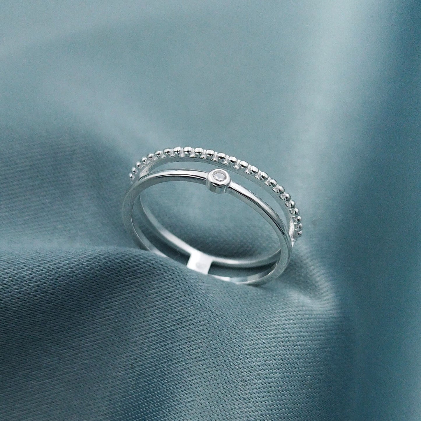 Anillo doble solitario y cuentas