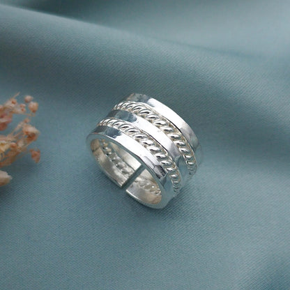 Anillo ancho martillado y entorchado