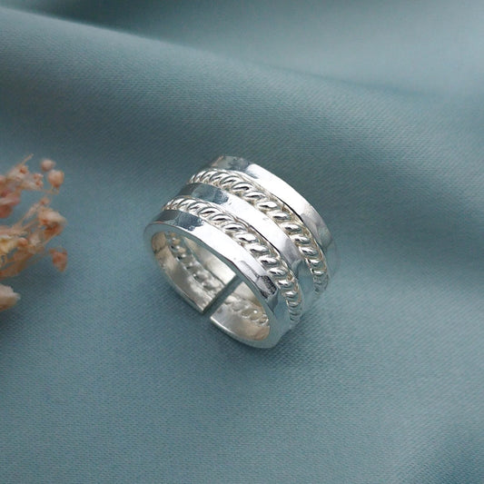 Anillo ancho martillado y entorchado