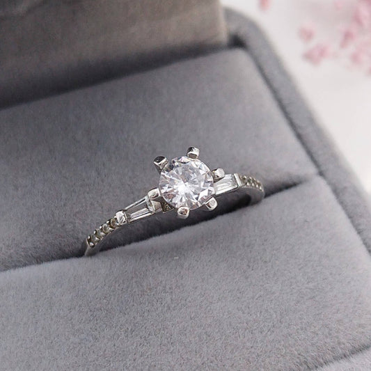 Anillo de compromiso con circones baguette