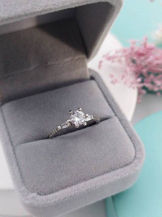Anillo de compromiso con circones baguette