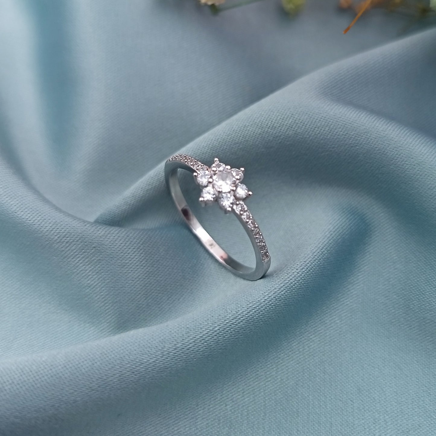 Anillo de compromiso Flor con piedra lateral