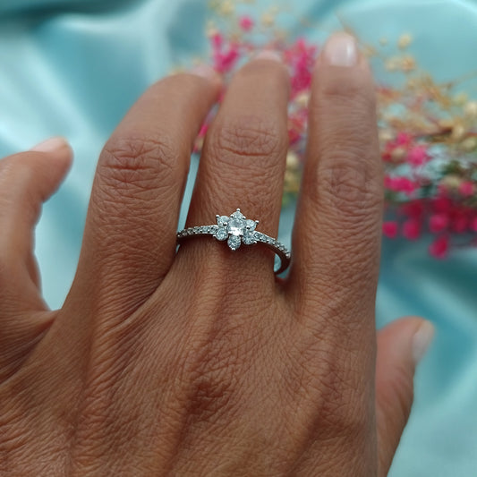 Anillo de compromiso Flor con piedra lateral