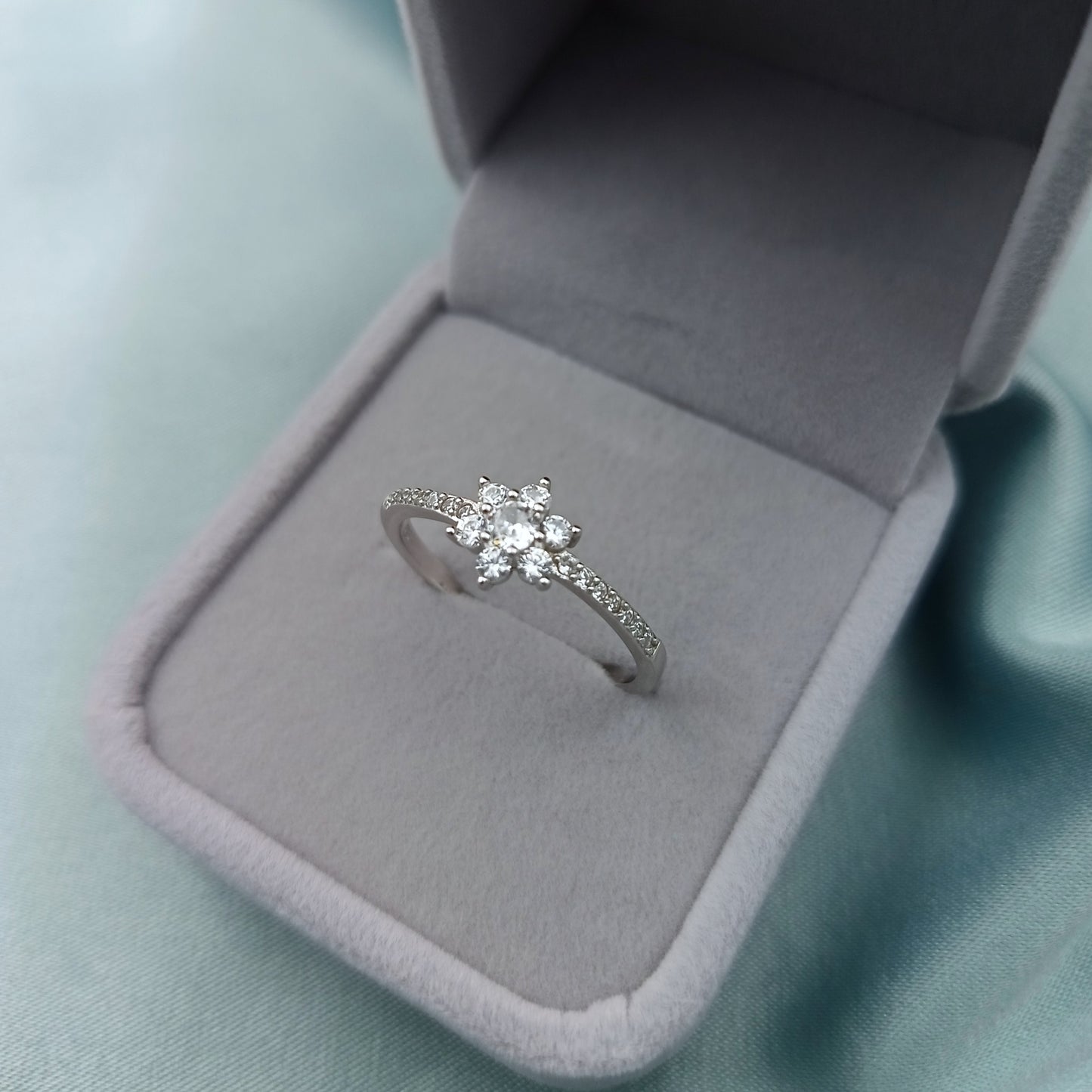 Anillo de compromiso Flor con piedra lateral