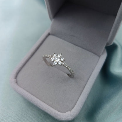 Anillo de compromiso Flor con piedra lateral