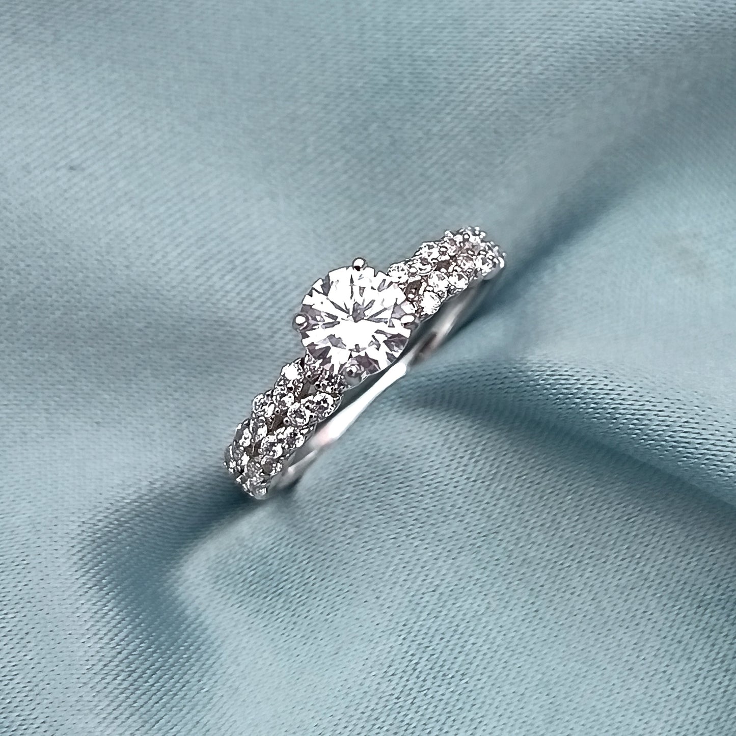 Anillo de compromiso piedra lateral brillante 6mm