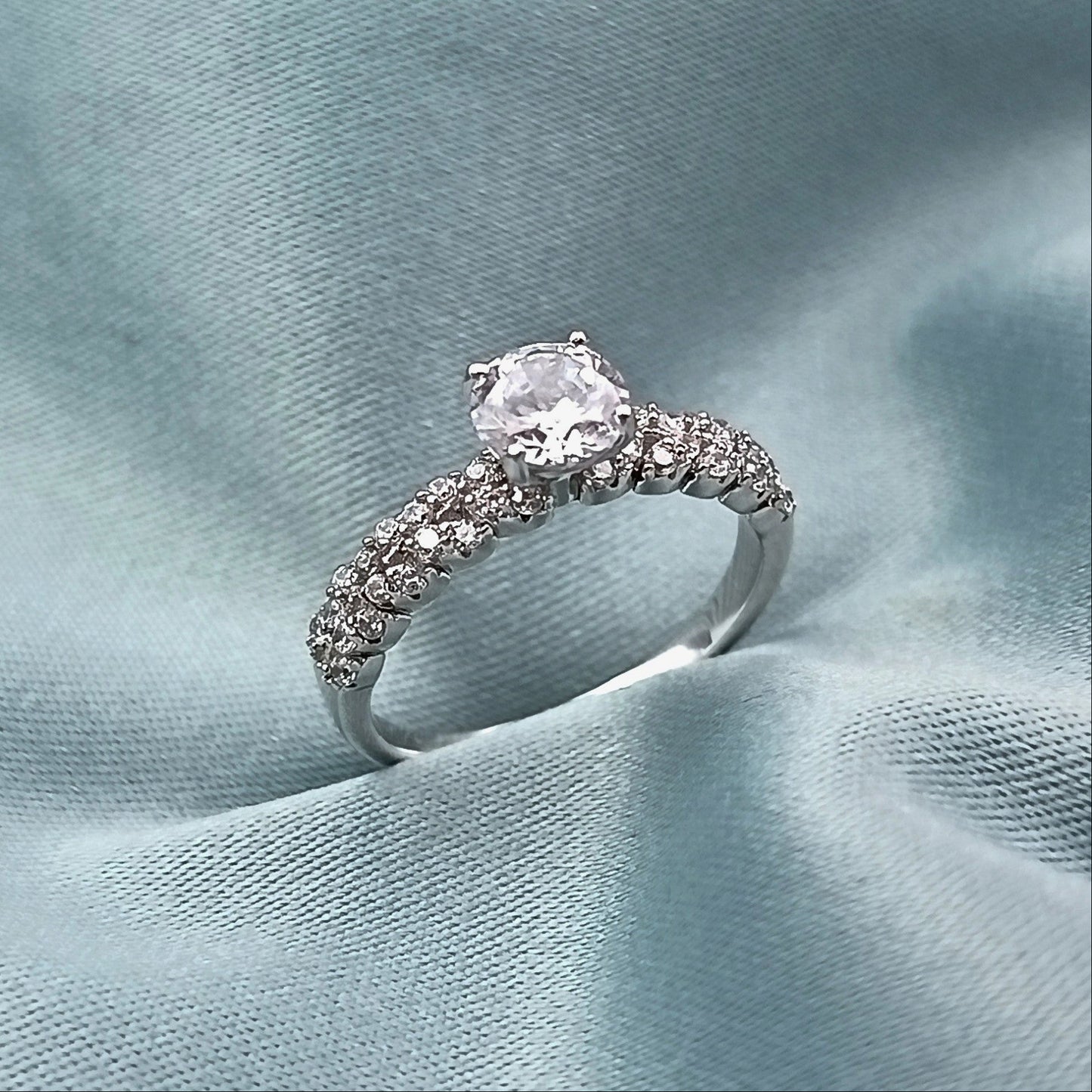 Anillo de compromiso piedra lateral brillante 6mm