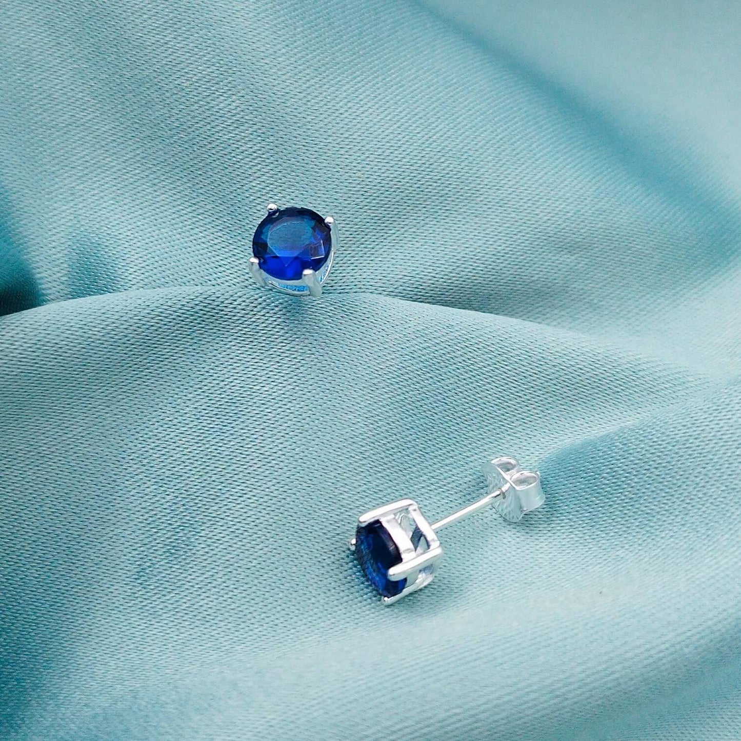 Aretes circón con caja plana