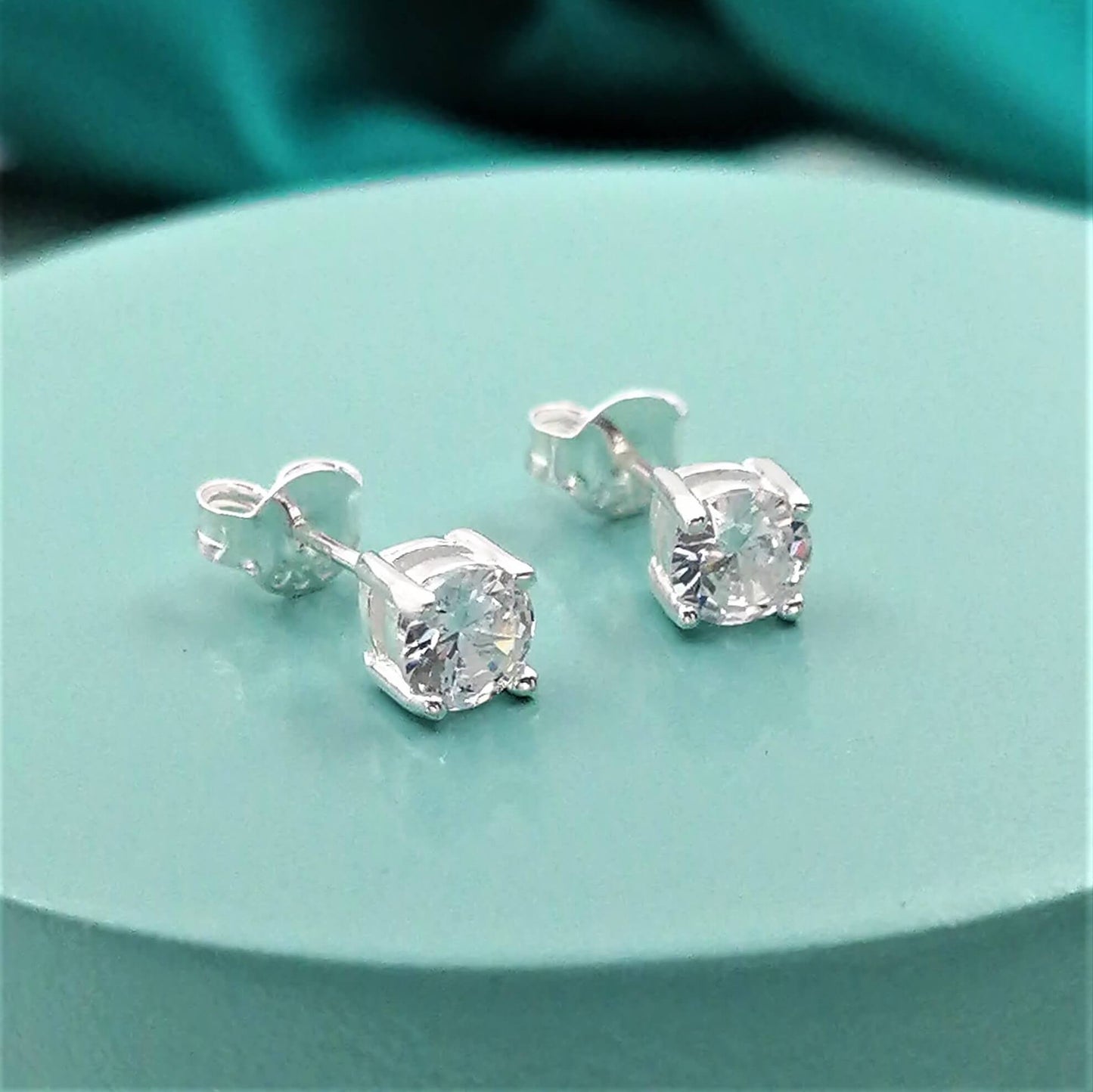 Aretes circón con caja plana